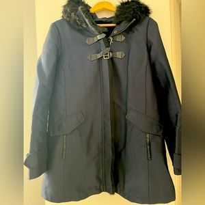 Warm coat lined with faux fur ; hood with faux fur trim